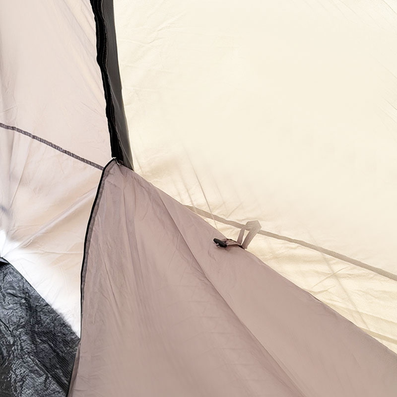 Tenda Kemah Luar Ruangan Dua Lapis Yang Menyambung Ke Bagian Belakang Kendaraan