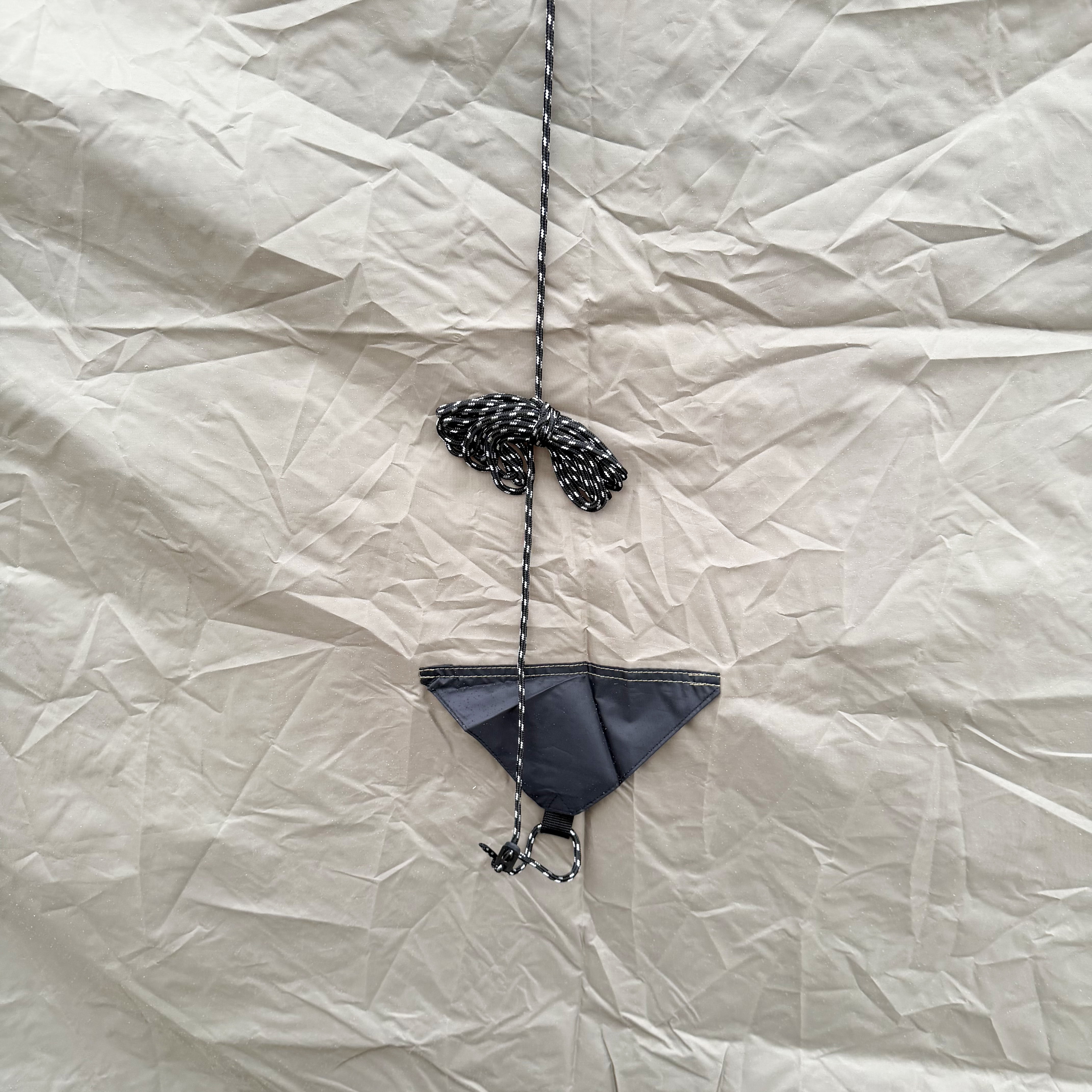 Tenda Kemah Luar Ruangan Dua Lapis Yang Menyambung Ke Bagian Belakang Kendaraan