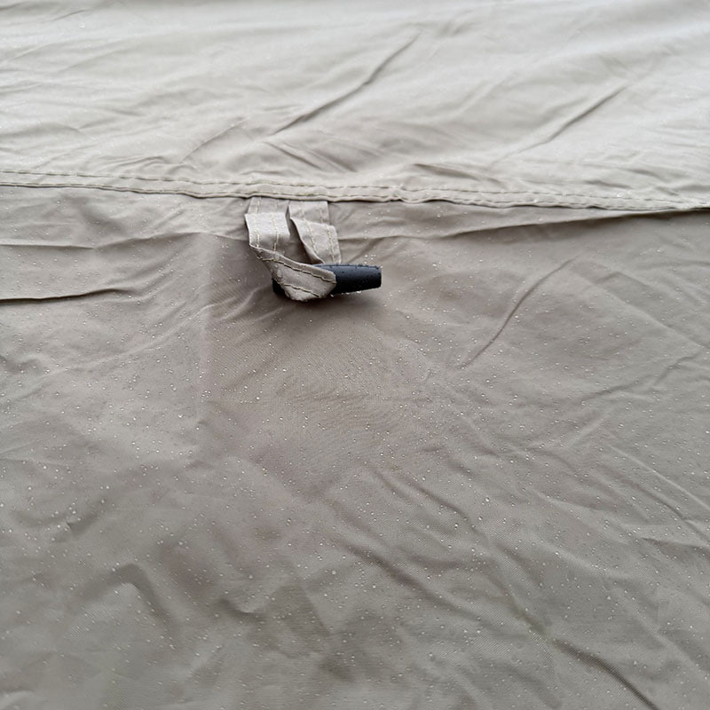 Tenda Kemah Luar Ruangan Dua Lapis Yang Menyambung Ke Bagian Belakang Kendaraan